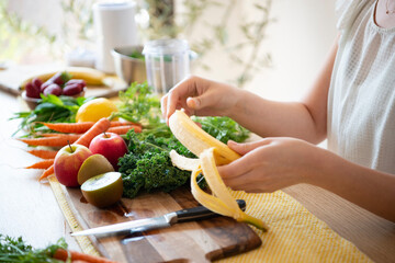 スムージーの材料を用意している女性の手元