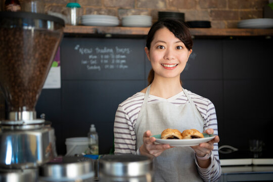 カフェで働いている笑顔の女性店員
