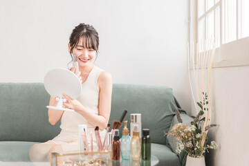 ウォーターピーリング・毛穴ケア・美顔器を使う若いアジア人女性
