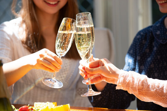 ホームパーティで乾杯をしている女性3人の手元