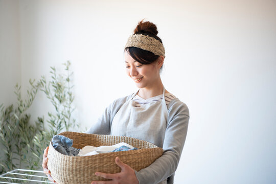 洗濯物の入ったかごを持っている女性