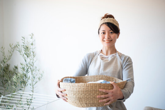 洗濯物の入ったかごを持っている女性