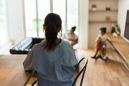 子供を見守る母親の後ろ姿
