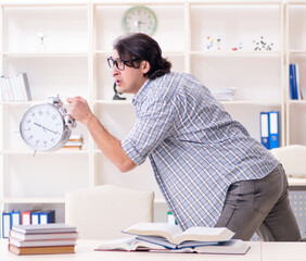 Obraz premium Young male student preparing for exams at home