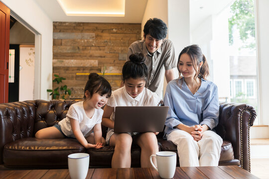 パソコンを見る家族