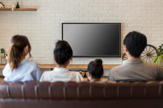 テレビを見る家族