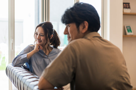 子供を見守る両親