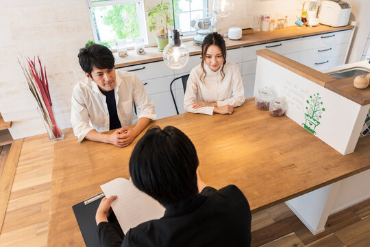 説明を聞く夫婦