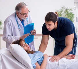 Obraz premium Young husband visiting sick wife in the clinic