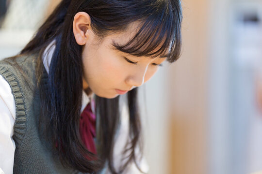 自宅で勉強する女子高生