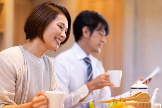 朝食を食べる家族
