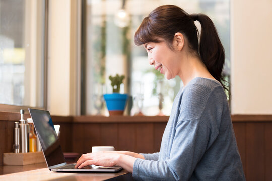 カフェでパソコン作業をする女性