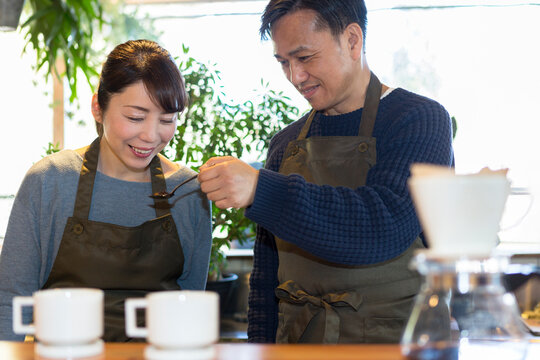 コーヒ豆の香りを嗅ぐ女性
