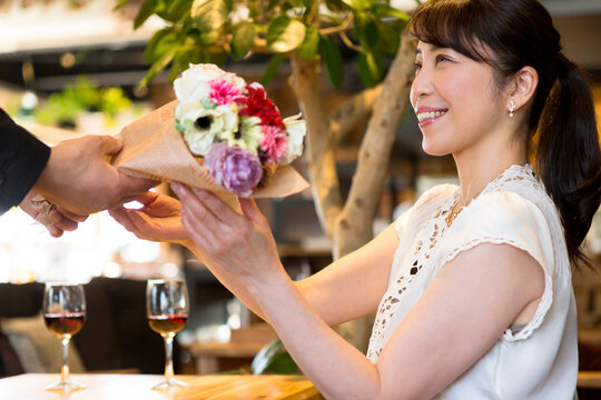 花束を受け取る女性