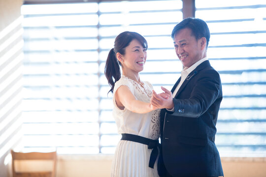 社交ダンスをする夫婦