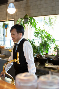 客と話す男性店員