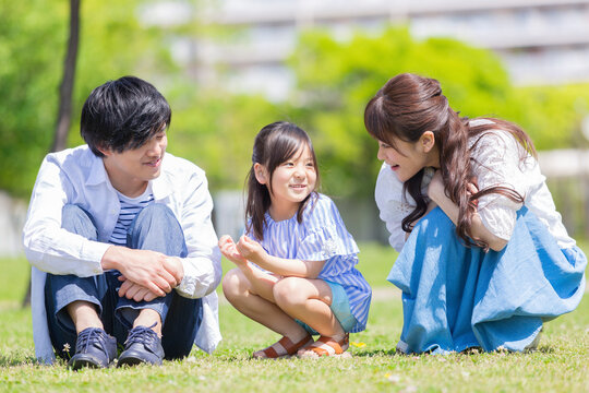 四つ葉を探す家族