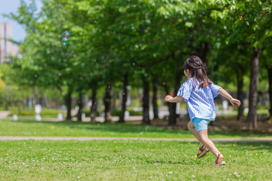 芝生を走る女の子