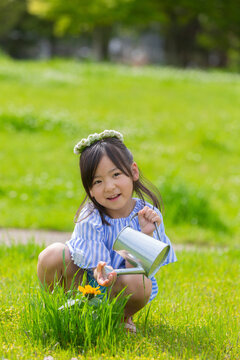 花に水をやる女の子