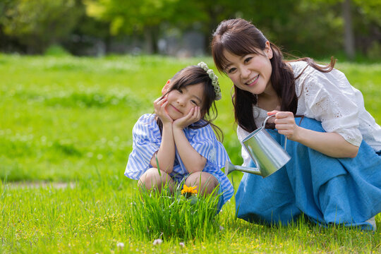 花に水をやる母娘