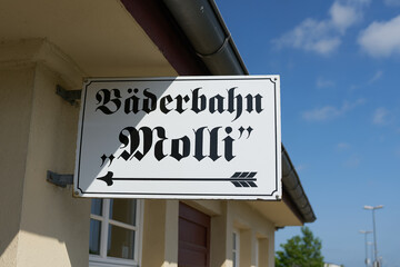 Hinweisschild für die historische Bäderbahn Molli im Bahnhof von Bad Doberan