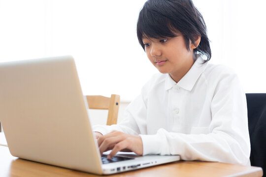 PCを触る中学生