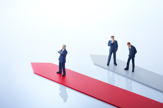 赤い矢印とビジネスマン