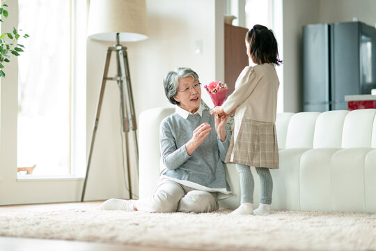 孫から花束をもらう祖母