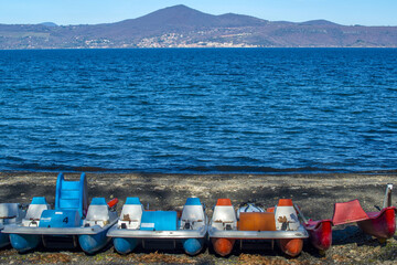 Rangée de pédalos sur les rives du lac de Bracciano en Italie