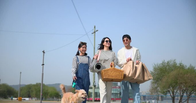 반려견을 데리고 소풍온 가족 