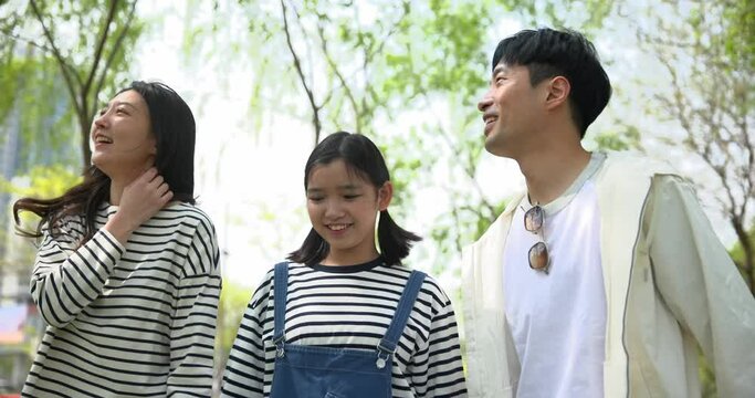 손을 잡고 함께 걸어가는 가족 