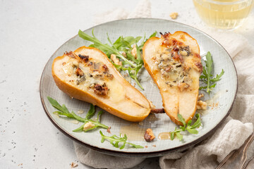 Pear baked with blue cheese, honey and walnuts with arugula salad