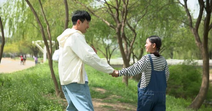 아빠와 딸이 함께 손을 잡고 걸어가는 뒷모습 