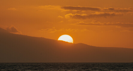 Fototapeta na wymiar Magical golden sunset from Maui beach, sea and mountain background. 