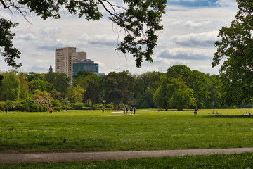 Blick auf die große Wiese im Park Rosental, Hochhaus im Hintergrund, Leipzig, Sachsen, Deutschland 