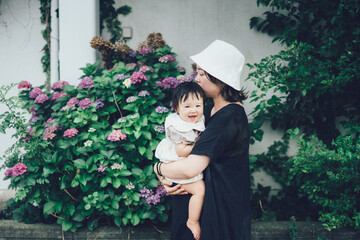 紫陽花を見る赤ちゃんとお母さん