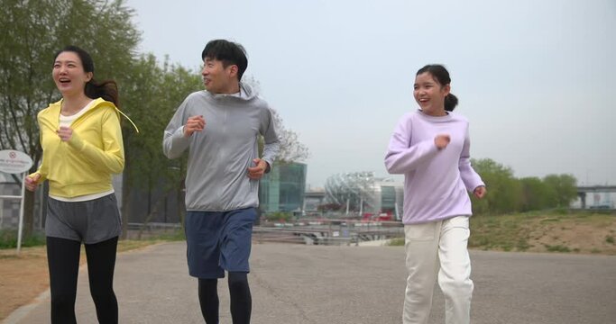 가족이 즐겁게 조깅하며 장난치는 아빠 