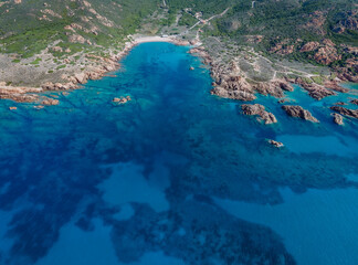Drohnenaufnahme aus der Luft, Strand mit Klippen, edyllisch, Wasser, Sardinien, Italien