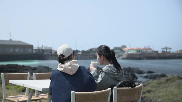 제주도 해변으로 여행온 친구들 