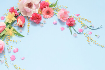 Naklejka na ściany i meble beautiful spring flowers on blue background