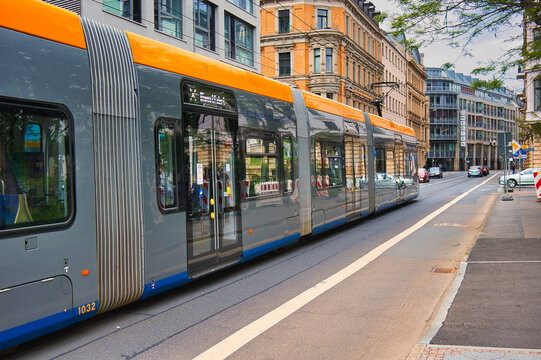 Moderne Stra&szlig;enbahn der Leipziger Verkehrsbetriebe (LVB) in der Leipziger Innenstadt, &ouml;ffentlicher Nahverkehr, Leipziger Verkehrsbetriebe, Bahn, Leipzig, Sachsen, Deutschland
