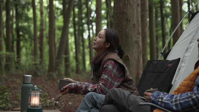 조용한 숲속에서 마주보며 이야기를 나누며 휴식하는 부부 