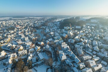 Kalter Wintermorgen im mittelfränkischen Hilpoltstein - Panorama-Ausblick aus der Luft
