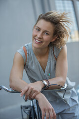 Obraz na płótnie Canvas Portrait smiling blonde woman on bicycle