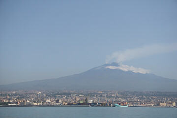 Naklejka na ściany i meble vulcano etna visto dal mare con la città di Catania in basso