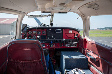 Interior e cabine de um pequeno avião de lançamento estacionado na pista em preparação para o paraquedismo