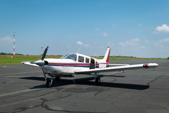 Pequeno avi&atilde;o estacionado na pista pronto e preparado para paraquedismo