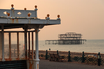 Morbider Charme des einstigen Weltbades Brighton; Pavillon und Ruine des West Pier im Morgenlicht