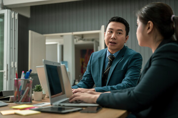 Obraz premium Modern Asian businessman with high confidence Committed to working together as a harmonious team Having a professional planning meeting at the company
