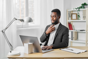 Obraz premium man laptop office copy african american freelancer computer online education space student job